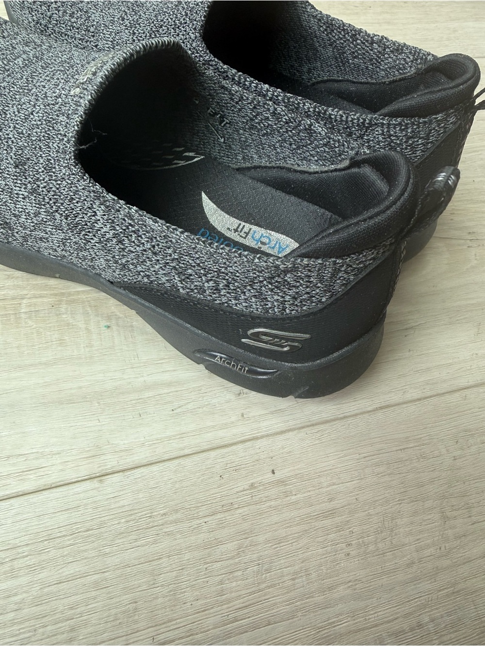 Skechers
Women’s 8.5 cool air Archfit slip on shoes - Picture 2 of 5